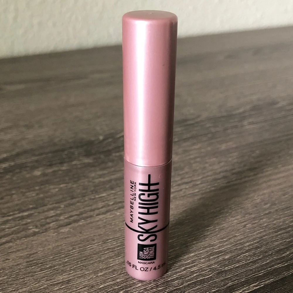 ❤️$2 NWT Maybelline Sky High Very Black .15mL Mascara